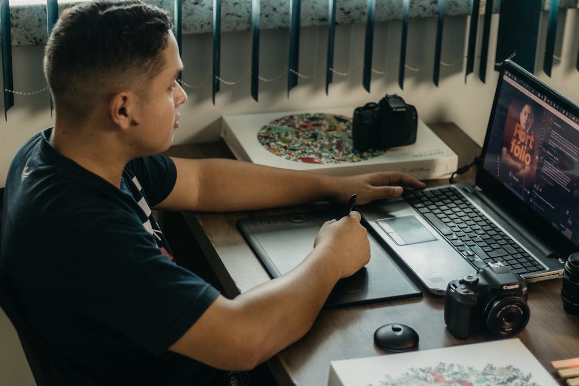 Sztuczna inteligencja i automatyzacja w aranżacji wnętrz: jak zmienia się branża i które zawody kreatywne pozostaną aktualne?