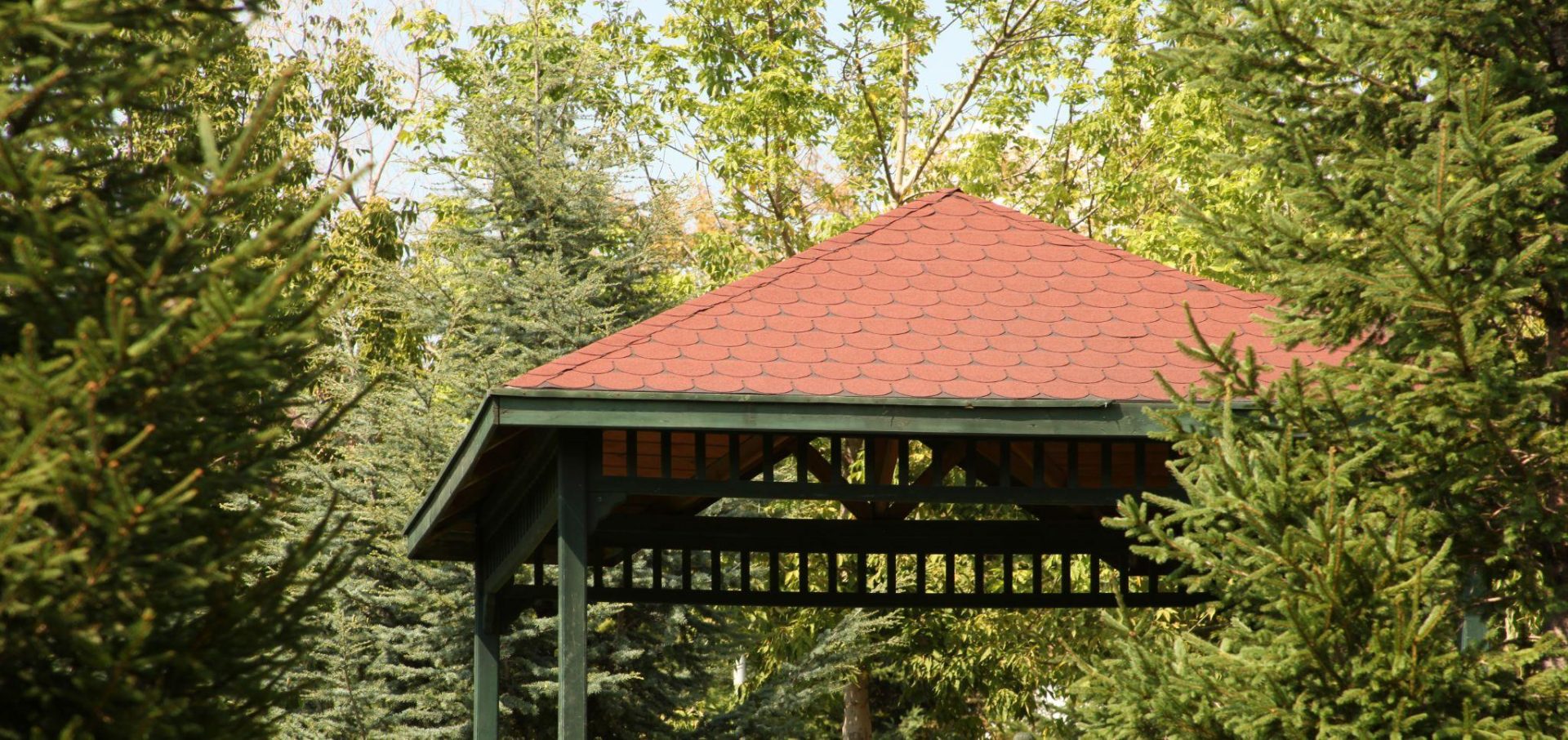 Czym najlepiej pokryć dach altany ogrodowej?