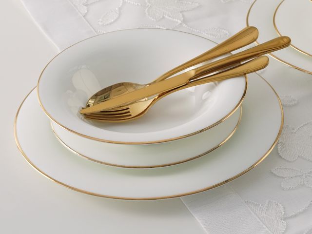 Bieżnik na stole biały