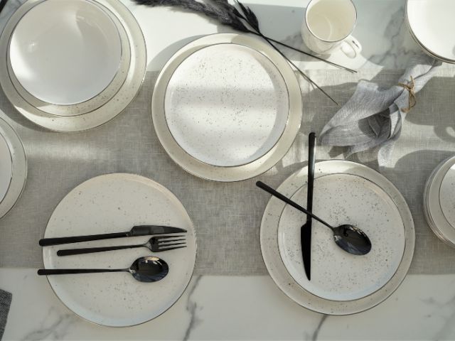 Bieżnik na stole szary