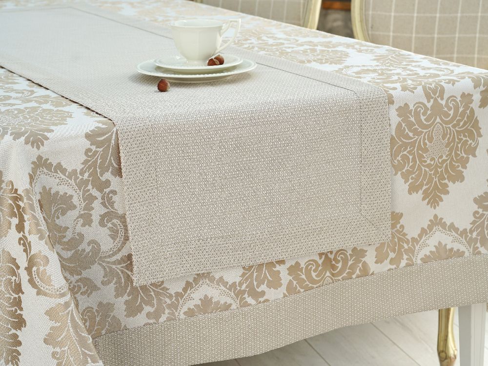 Bieżnik beżowy na stole