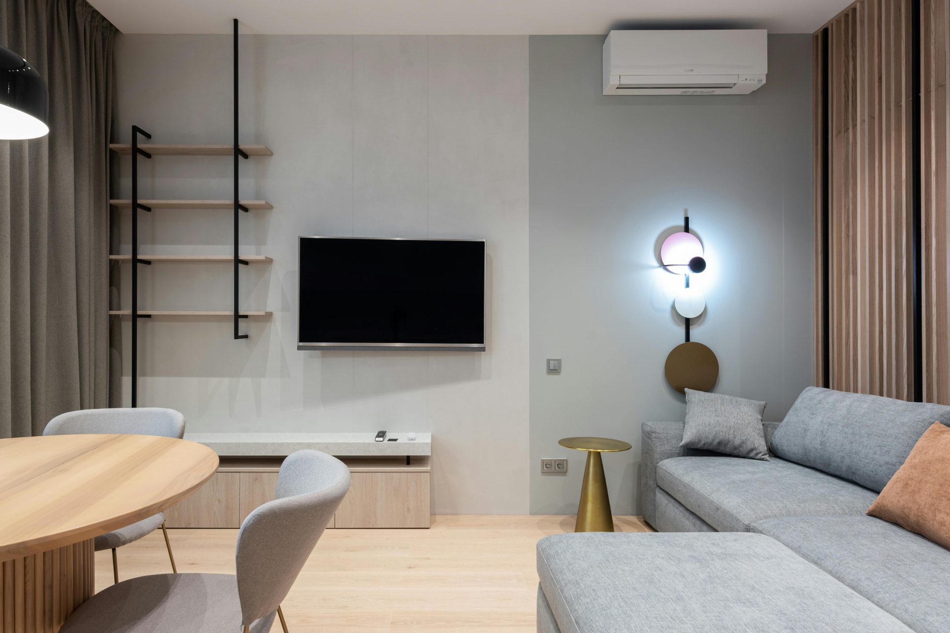 Lamele w małym salonie – czy to dobry pomysł?