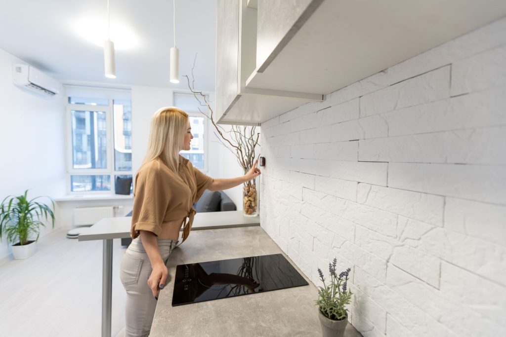 Metamorfoza wnętrza z charakterem - jak wykorzystać fornir kamienny w salonie i kuchni?