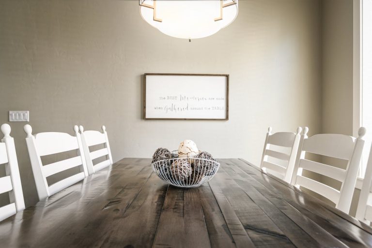 Stół w domu rodzinnym – jak wybrać model idealny do wspólnych posiłków, nauki i zabawy?
