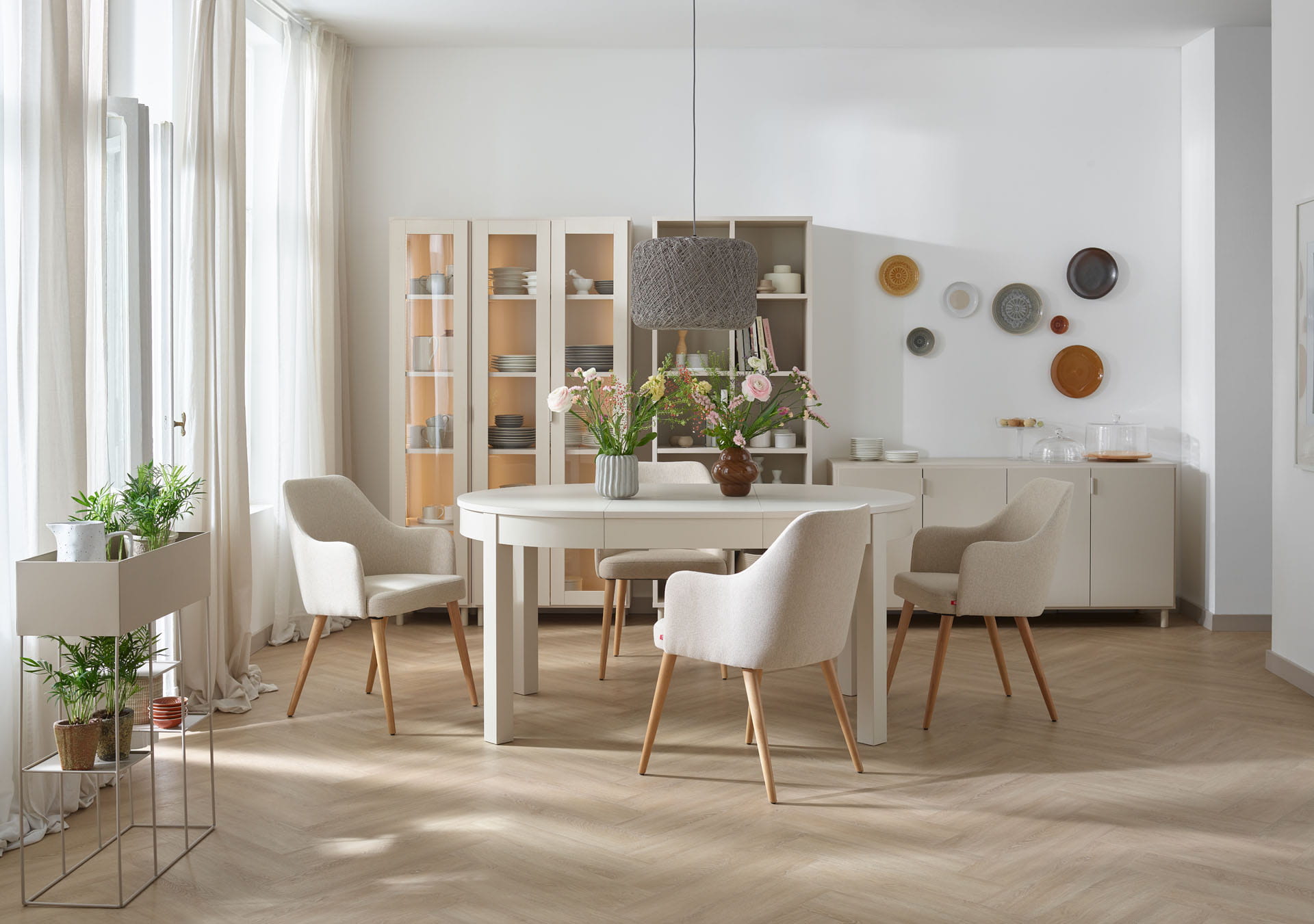 Stół w domu rodzinnym – jak wybrać model idealny do wspólnych posiłków, nauki i zabawy?