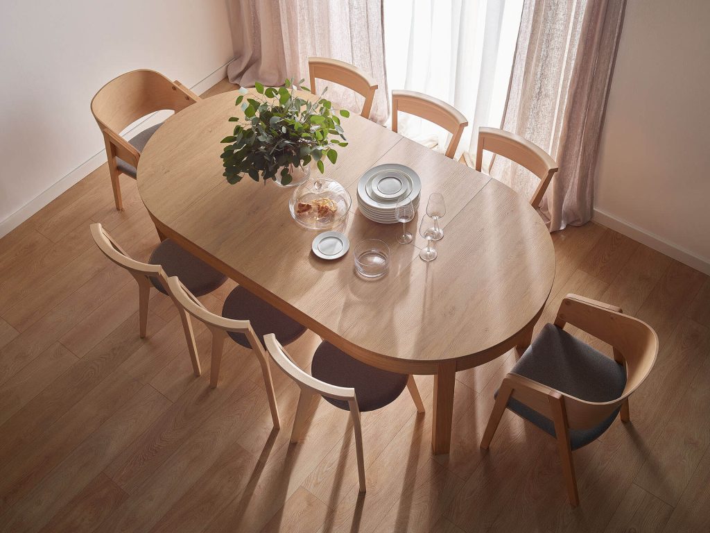 Stół w domu rodzinnym – jak wybrać model idealny do wspólnych posiłków, nauki i zabawy?
